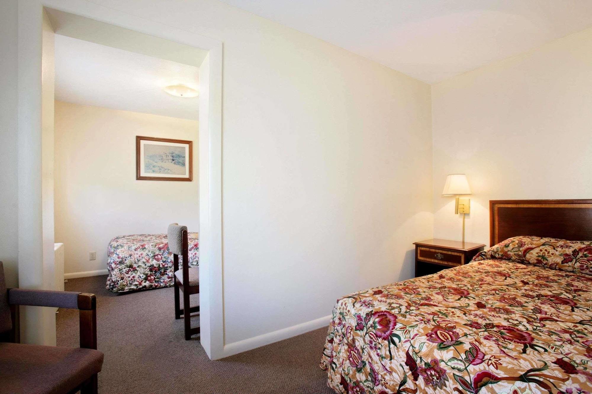 Knights Inn Oswego West Room photo